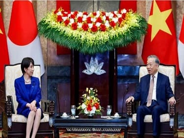 高市早苗从越南河内大学的演讲台转身直奔机场，表情比登台时紧张了不少。